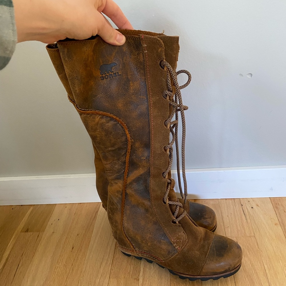 Almost KNEE HEIGHT SORELS - BARELY USED.